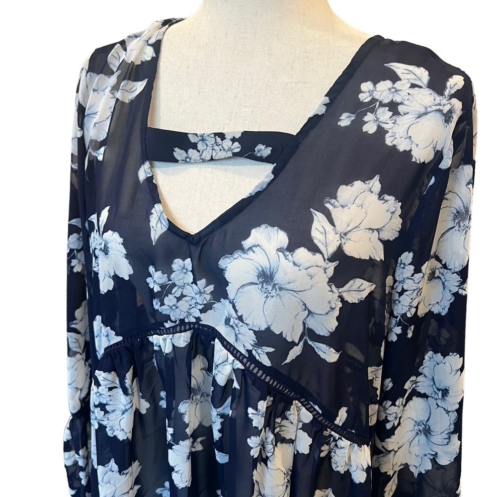 Crescent Sheer Floral Navy Top Scalloped Edge Flowy. Office Career Size: Large - Picture 2 of 10
